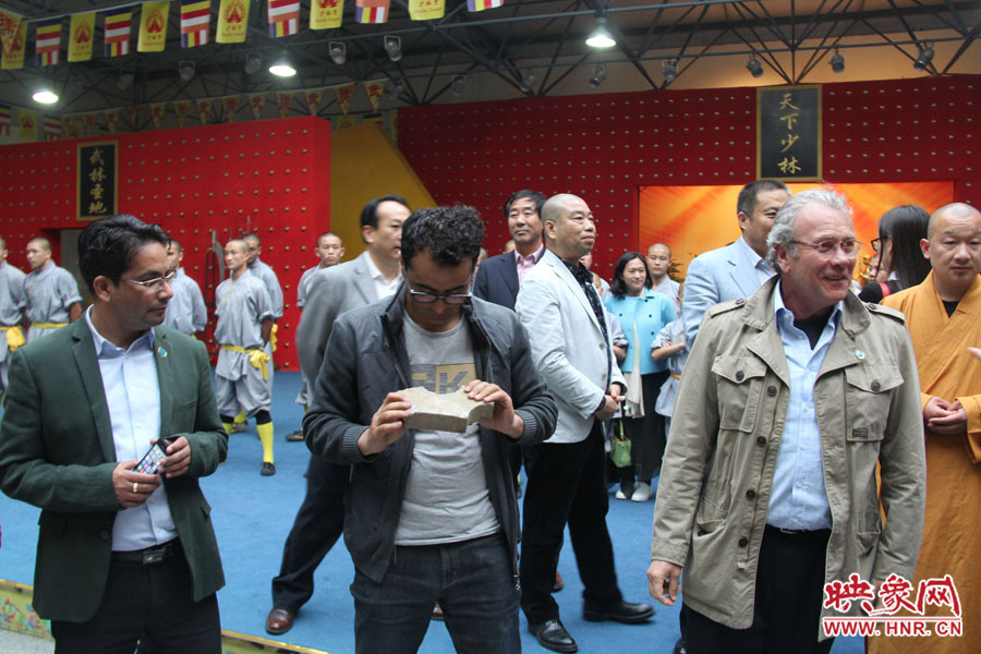 在表演后，外交官查看被表演者劈開(kāi)的磚頭