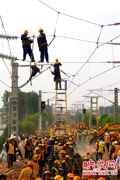 時(shí)間緊工程量大，工人們都加緊施工