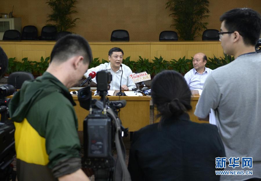  5月18日，杭州市環(huán)保局長胡偉（左）在發(fā)布會上回答記者提問。