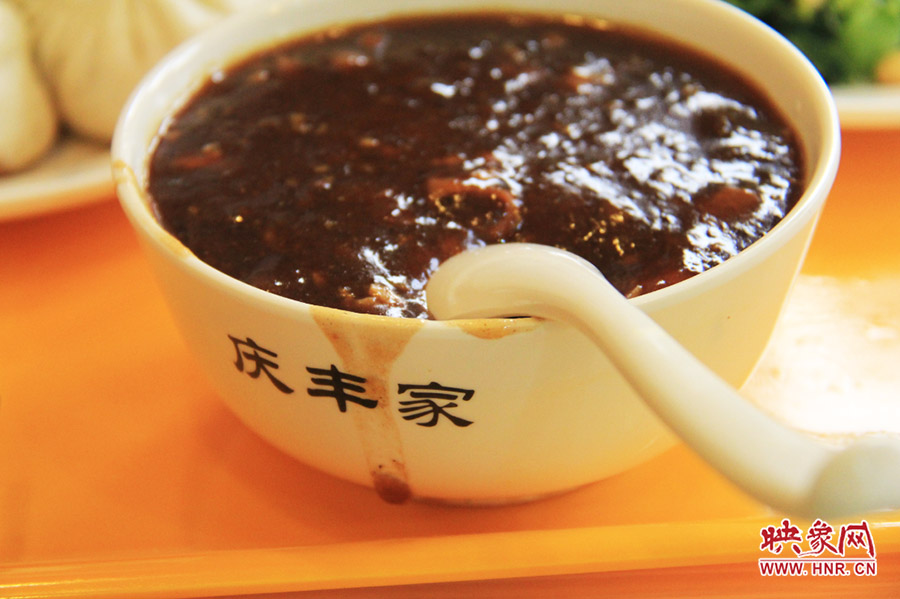 一碗炒肝,看上去也有滋有味。