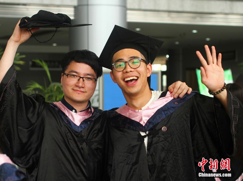 6月6日，浙江理工大學的畢業(yè)生們在校園中以賣萌、搞怪等獨具青春特色的方式告別大學生涯。中新社發(fā) 李晨