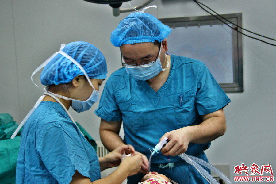 醫(yī)生正在對(duì)小龍進(jìn)行麻醉后的觀察。