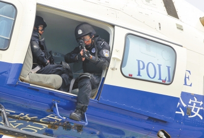 遇緊急情況，機(jī)載狙擊手可實(shí)施對(duì)地打擊。