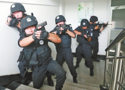 進入樓道后，特警開始地毯式搜索。