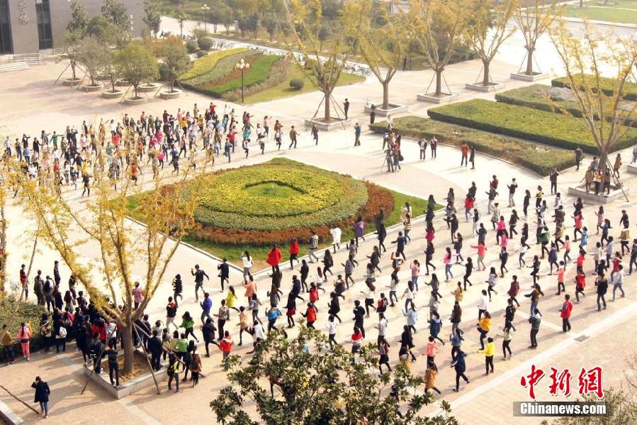 11月11日，河南財(cái)經(jīng)政法大學(xué)校園內(nèi)，300名在校大學(xué)生在上演了一出“光棍”也瘋狂的“快閃”大戲。