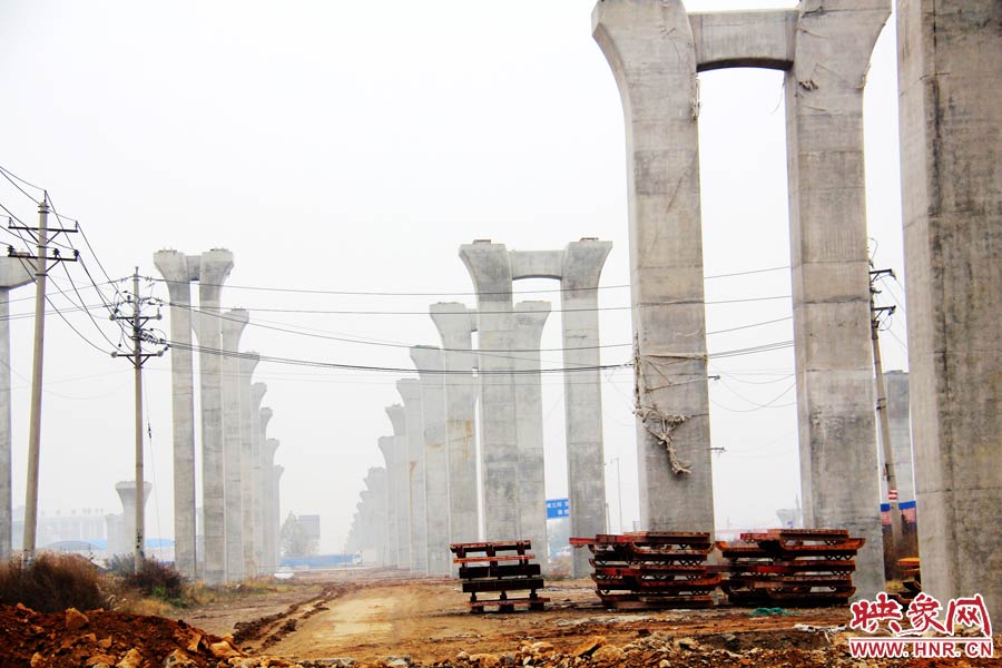 南北方向已架起數(shù)百根橋墩，一眼望不到邊際。