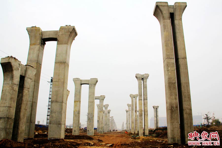 橋墩聳立，一片荒涼。