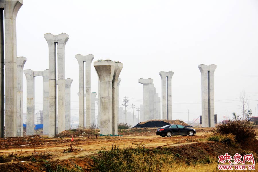 施工項(xiàng)目部偶爾會(huì)有車(chē)輛來(lái)往。