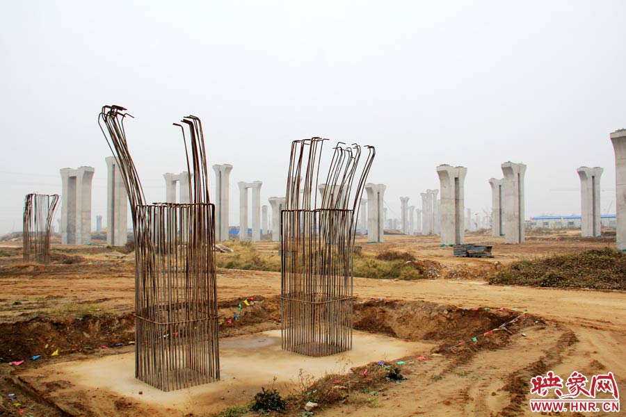 位于鄭州市南四環(huán)的京廣快速路南延工程已經(jīng)停工數(shù)月，現(xiàn)場(chǎng)幾百根橋墩已經(jīng)架起，場(chǎng)面甚是“震撼”。