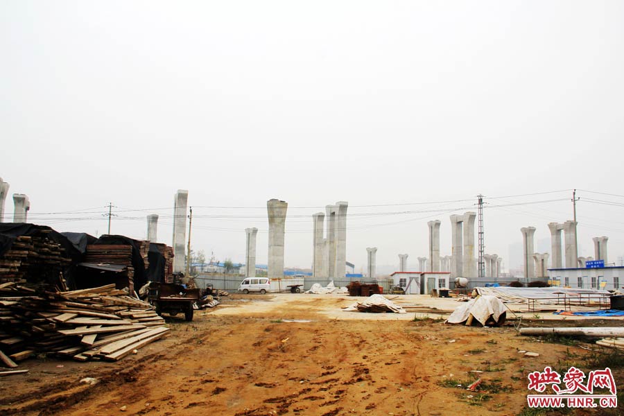 項(xiàng)目已經(jīng)停工數(shù)月，施工工地上很難見(jiàn)到工人，設(shè)備也很少。