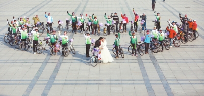 騎友們圍成一個(gè)“心”形，郝幸福在心尖上深情地親吻著新娘。