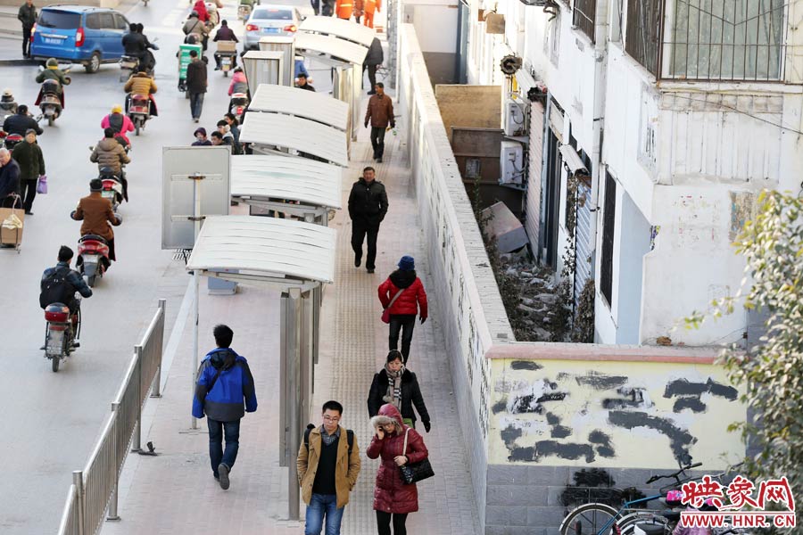 墻內(nèi)扔著垃圾，墻面上涂滿了牛皮癬小廣告，異常顯眼。