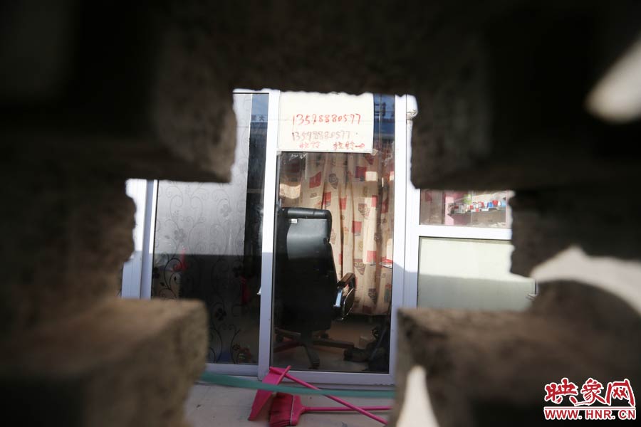 透過墻上的格子，可以看到里面的一切。