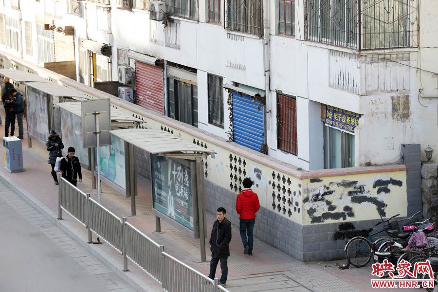 圍墻外是一處公交站牌。