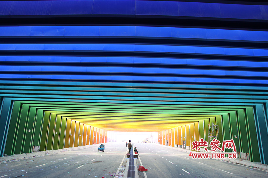 出隧道時(shí)由顏色過渡為紫色。