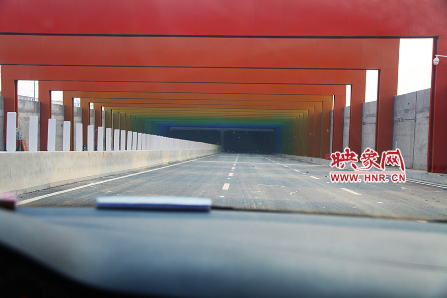 進(jìn)隧道時(shí)，由明到暗。