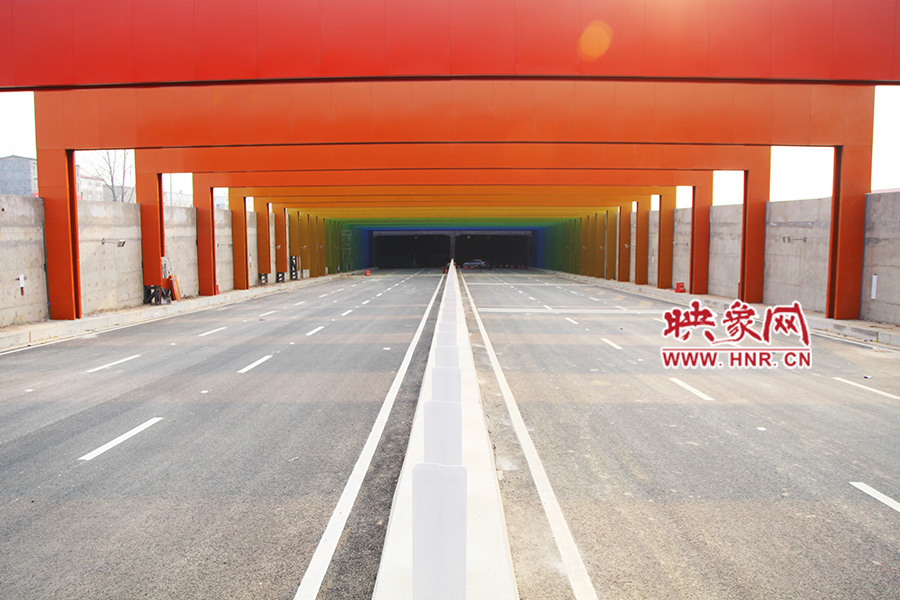 記者駕車體驗(yàn)。