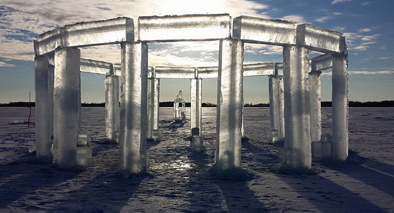 5名美國(guó)人制造冰柱版巨石陣。（網(wǎng)頁(yè)截圖）