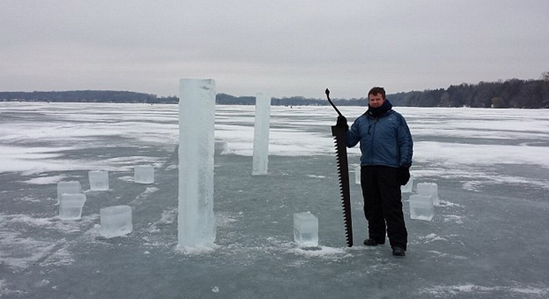 　這5名美國(guó)人使用鏈鋸和冰刀切割冰塊，用了2周時(shí)間才建成巨大的冰柱巨石陣。（網(wǎng)頁(yè)截圖）