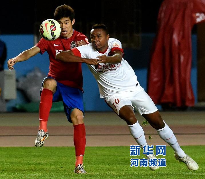 重慶力帆隊(duì)隊(duì)員科爾霍（右）在比賽中拼搶。