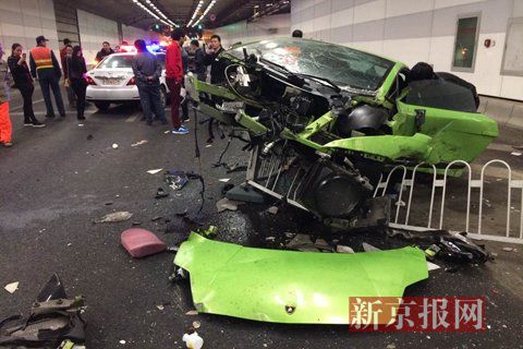 一輛蘭博基尼與一輛法拉利發(fā)生事故，現(xiàn)場狀況慘烈