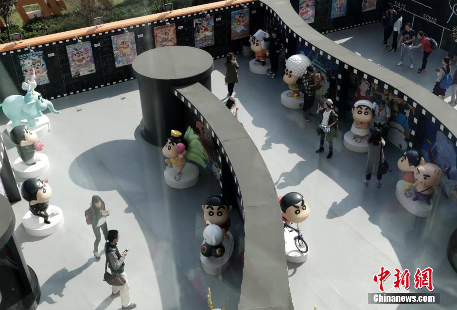 4月22日，游客與蠟筆小新合影。“蠟筆小新25周年紀(jì)念特展”日前在北京開(kāi)展，吸引了不少市民游客。