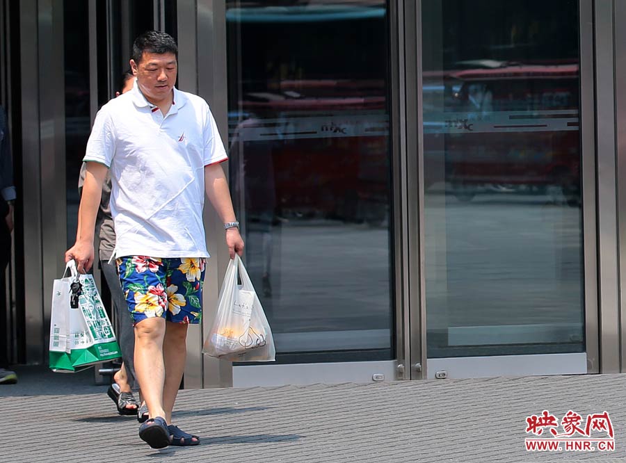 褲頭、T恤的裝束依然提前入夏