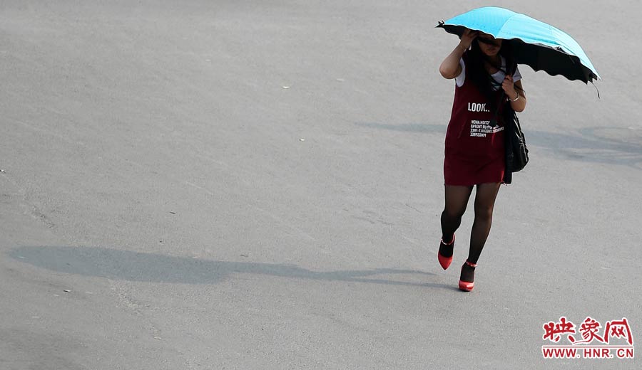 太陽(yáng)傘是遮陽(yáng)避暑的利器