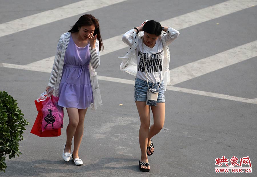 太熱了，還是把頭發(fā)扎起來