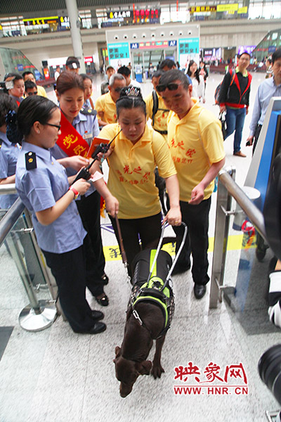 檢票進(jìn)站。