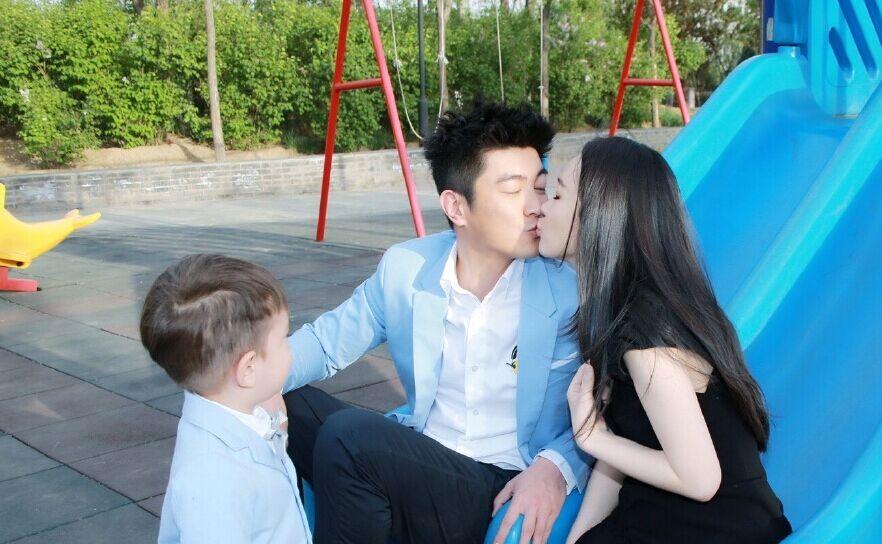 霍思燕與老公親吻,兒子看呆。霍思燕附言:“超級愛你們!520快樂!”