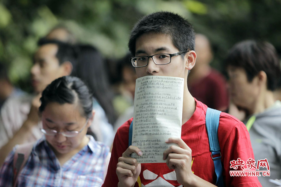 鄭州回中考點(diǎn)，等候入場(chǎng)的考生