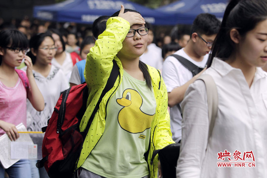 鄭州回中考點(diǎn)，考生輕松入場(chǎng)。