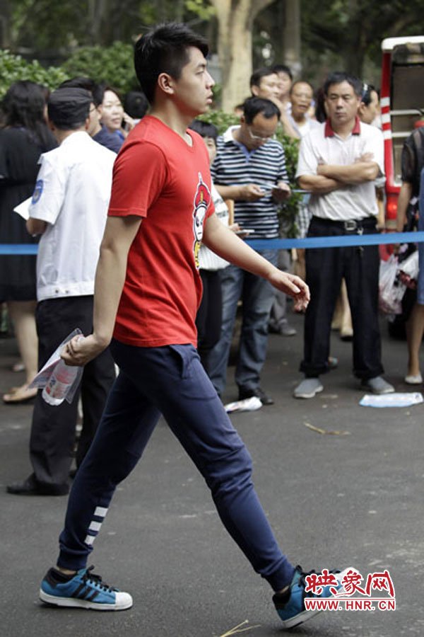 鄭州回中考點(diǎn)，考生自信入場(chǎng)。