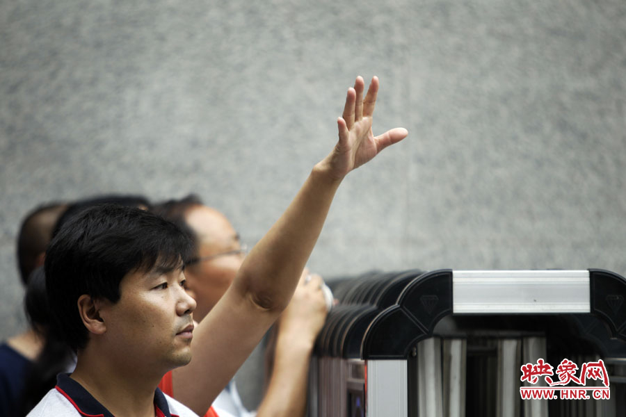 6月7日，鄭州回中考點(diǎn)?！昂伲以谶@兒！”一名家長(zhǎng)招呼自己的孩子