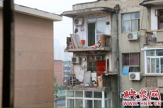樓上多處陽臺出現(xiàn)裂縫，隨時有掉落危險