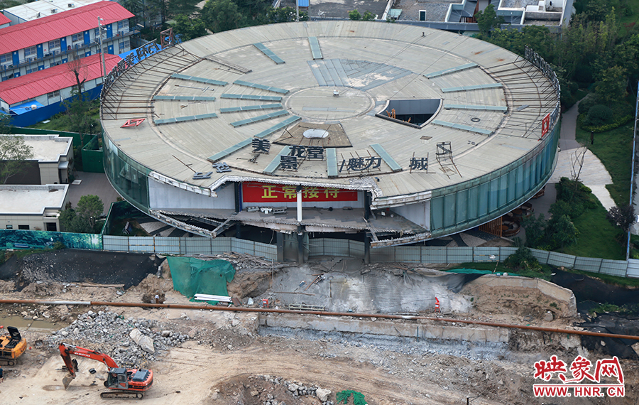 售樓部被拆掉一個角，仍在正常使用