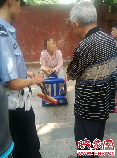 老太當(dāng)時坐在健身器材上做仰臥起坐，說環(huán)衛(wèi)工人影響她鍛煉身體了，便開始謾罵環(huán)衛(wèi)工人。