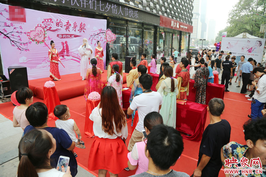 活動現(xiàn)場，聚集了大量圍觀群眾。