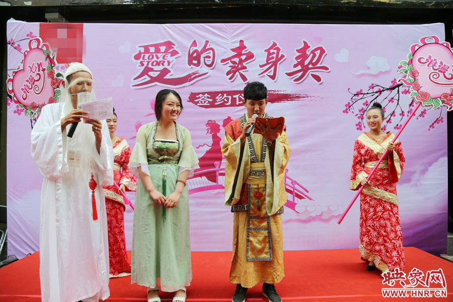 男子現(xiàn)場宣讀“賣身契”的內容，讓大家作證。