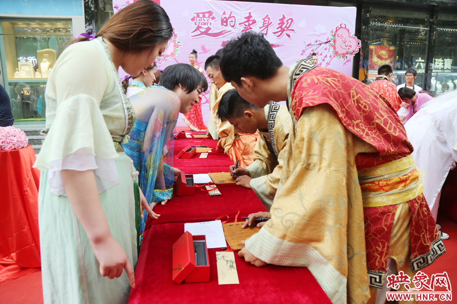 在“月老”的見證下，8名男子簽下代表真摯愛情的“賣身契”。