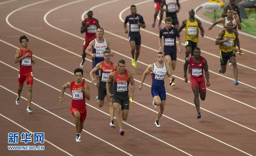 中國隊(duì)選手謝震業(yè)（左前）在比賽中。