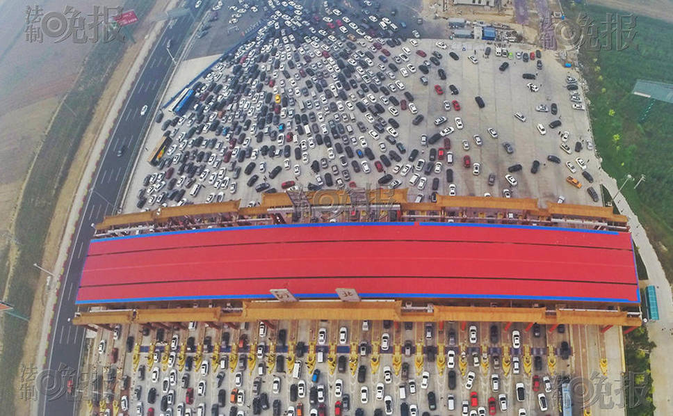 滯留的大批車輛。