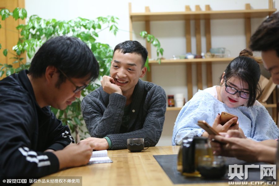 網(wǎng)絡(luò)紅人葉良辰現(xiàn)身浙江臺州，接受記者的專訪。