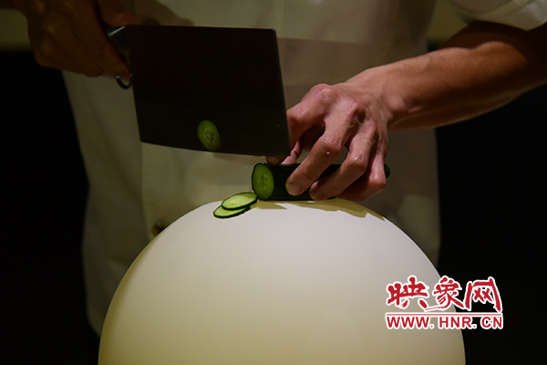 在面團(tuán)氣球上切菜。