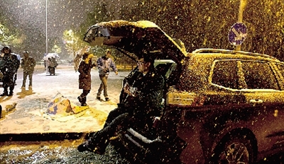 彈琴彈到手指都沒知覺了，還在一首又一首地唱。