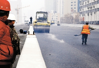 昨日農(nóng)業(yè)路高架第八標(biāo)段已經(jīng)開始鋪設(shè)瀝青。