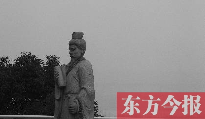23日，從中原福塔基座平臺(tái)看向世紀(jì)歡樂園的景象