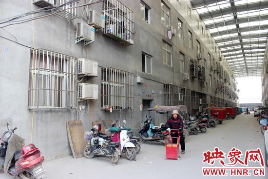 三棟居民樓沒有任何手續(xù)，沒有房產(chǎn)證，售價超級低。