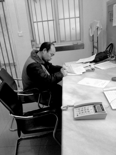 侯見志在看守所中簽署上訴書。律師供圖